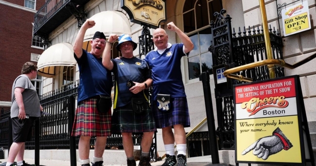 Đàn ông 'mặc váy' biến Mỹ thành lễ hội trước trận Haiti vs Scotland