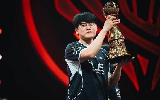Gumayusi không thích meta mới của LMHT