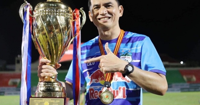 HLV Kiatisak có danh hiệu đầu tiên cùng HAGL