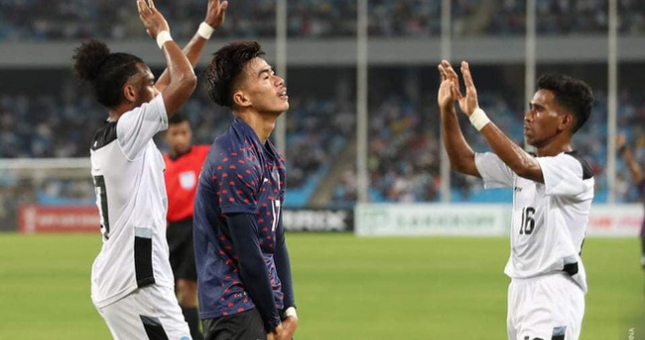 CĐV ĐNÁ 'chế giễu' chủ nhà Campuchia khi nhận danh hiệu 'an ủi' tại giải AFF