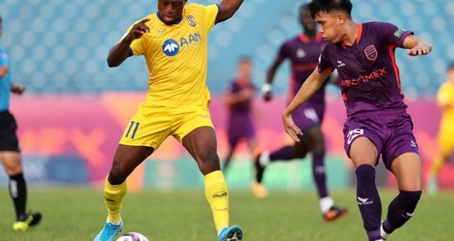 Mới chuyển đến Việt Nam, ngoại binh lập tức trở thành 'oan gia ngõ hẹp' với đội bóng V-League