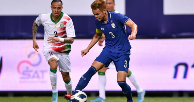 'Vua cùi chỏ' Theerathon Bunmathan có hành động chơi 'phản cảm' trong trận giao hữu