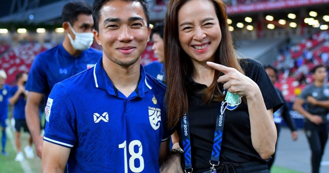 CĐV Thái Lan và Madam Pang 'bất ngờ bị chỉ trích' vì căn bệnh thành tích