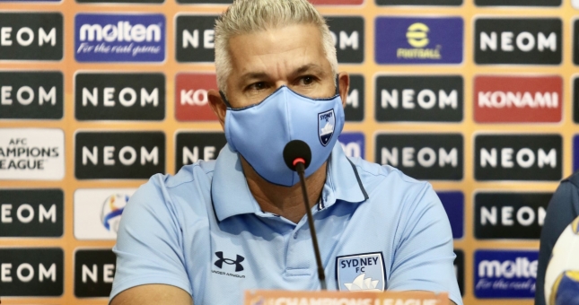 Thi đấu nhạt nhòa, HLV Úc phát biểu: 'Chúng tôi xứng đáng thắng HAGL'