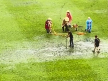 CĐV Malaysia xấu hổ vì SVĐ quốc gia bị chê như đồng ruộng ngập nước