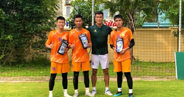 Thủ môn Đinh Xuân Việt có hành động ý nghĩa với các cầu thủ trẻ Nam Định