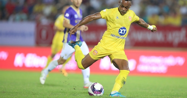 Vua phá lưới Campuchia bị 'đại gia V-League' thanh lí hợp đồng