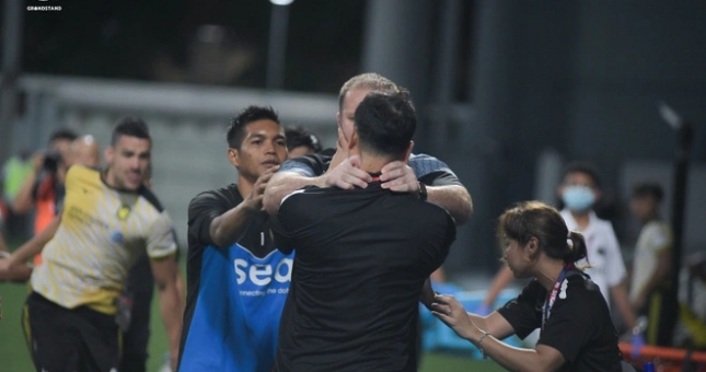 Biến căng tại giải Singapore, HLV lao vào bóp cổ nhau trước mặt khán giả