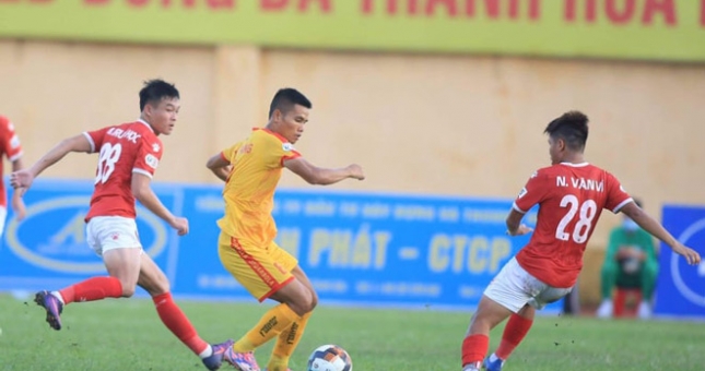 Hàng thủ mắc sai lầm, Thanh Hóa để Hà Tĩnh vượt qua với tỷ số tối thiểu
