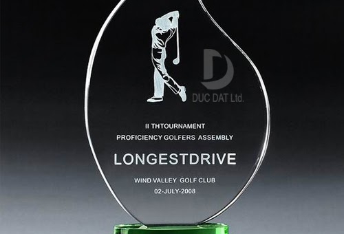 Chọn kỷ niệm chương pha lê hay thủy tinh làm quà tặng vinh danh?