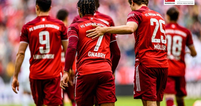 Bayern Munich thống trị lượt đi Bundesliga 2021/22