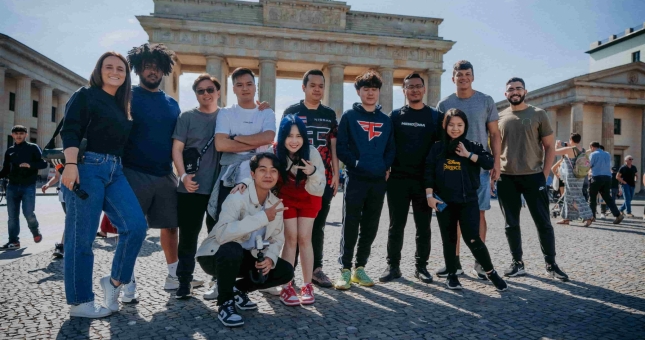 Cris Devil Gamer và Mai Quỳnh Anh khám phá nước Đức tại sự kiện VBL International Series.