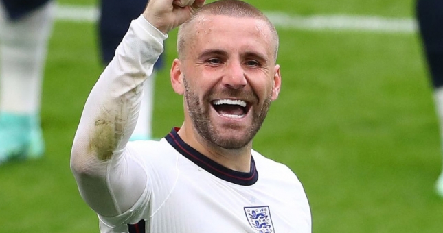 MU gia hạn với ‘Roberto Carlos mới’?