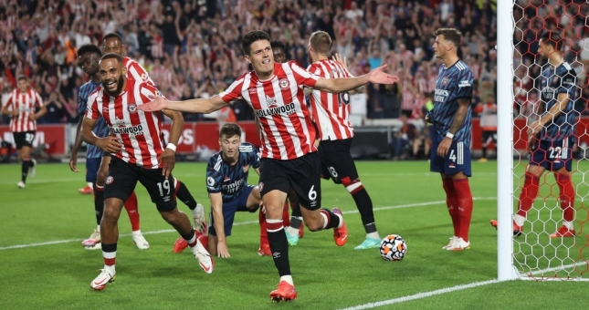 Arsenal thua 'tân binh' trong ngày khai màn Ngoại hạng Anh