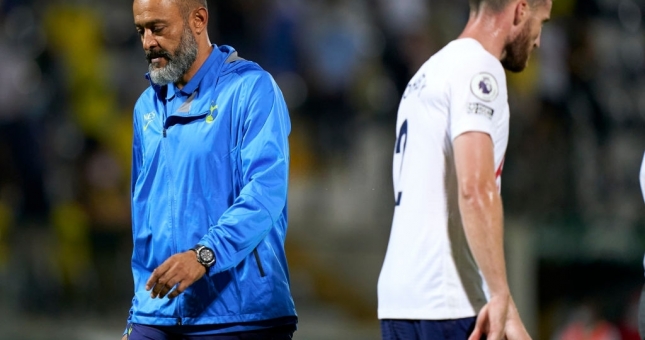 Không Son và Kane, Tottenham bị đội bóng nhược tiểu đánh bại