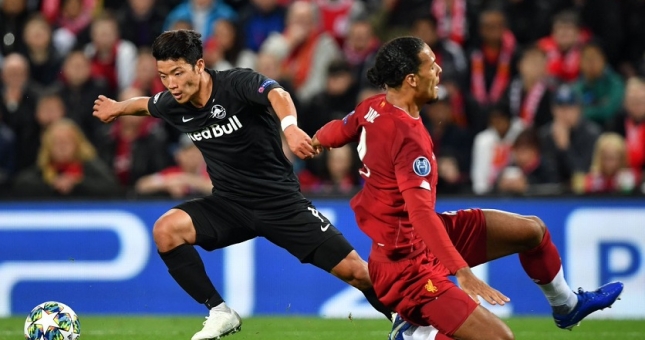 Người từng khiến Van Dijk trở thành gã hề chính thức cập bến Ngoại hạng Anh