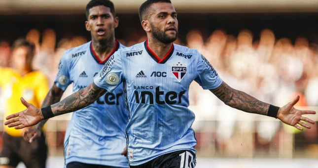 Cầu thủ nhiều danh hiệu nhất thế giới chính thức thất nghiệp