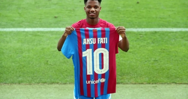 VIDEO: Chủ nhân mới của chiếc áo số 10 tại Barca chính thức ra mắt