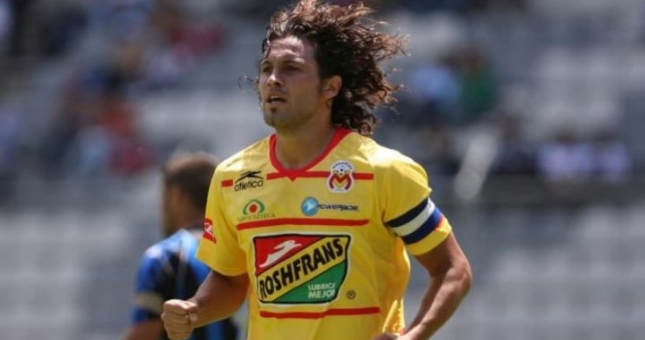 HLV Argentina bị CĐV quá khích bắn ngay ở trên sân