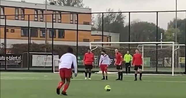 Cú sút phạt tệ nhất thế giới với kết quả ‘ối dồi ôi’