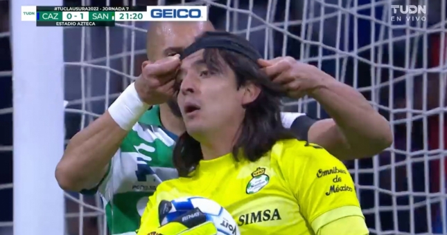 VIDEO: Thủ môn ‘lên đồng’, cản penalty rồi cứu thua thêm 3 lần liên tiếp