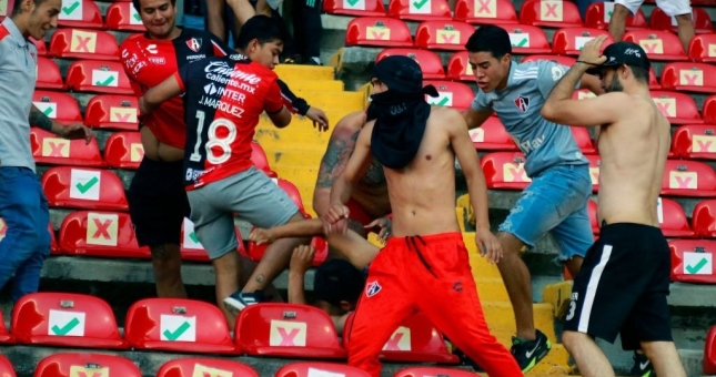 Cổ động viên ‘tác động vật lý’ lên nhau, 17 người ra đi mãi mãi