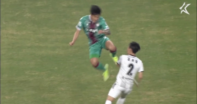 VIDEO: Cầu thủ Hàn Quốc tung kungfu vào mặt đối thủ như phim hành động