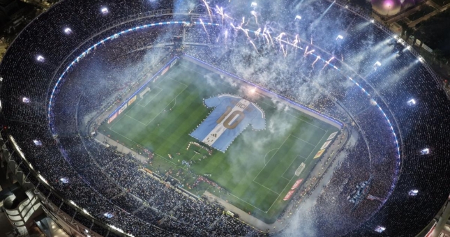 Argentina trải áo 'GRACIAS 10' khổng lồ giữa sân trong ngày chia tay Messi