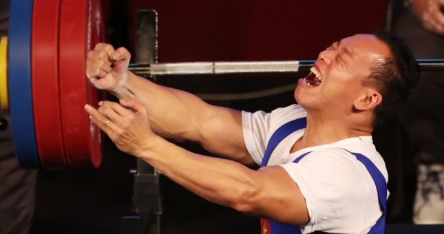 Vượt lên chấn thương, Lê Văn Công xuất sắc giành huy chương bạc cử tạ thế giới