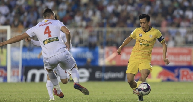 Văn Quyết bị hàng phòng ngự HAGL 'bắt chết' trong ngày trở lại