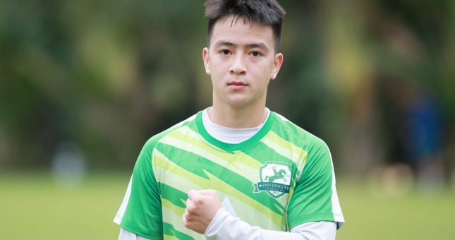 Sao trẻ Hà Nội sút phạt cầu vồng, ăn mừng như Ronaldo