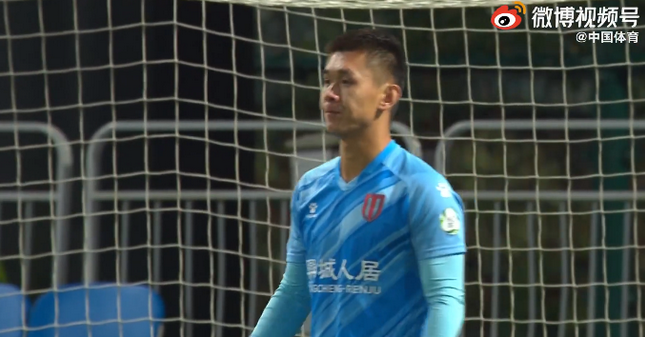 VIDEO: Thủ môn Trung Quốc phản lưới nhà bằng cú ném 'không thể hình dung'