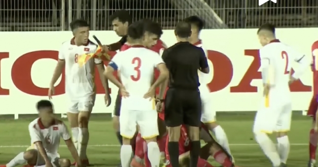 VIDEO: Gây hấn với U22 Việt Nam, cầu thủ Tajikistan nhận cái kết đắng