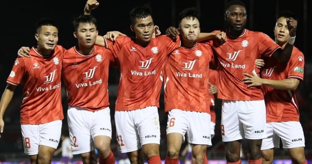 Cựu tuyển thủ Việt Nam tỏa sáng, 'đại gia' V-League hòa nhọc nhằn trên sân nhà