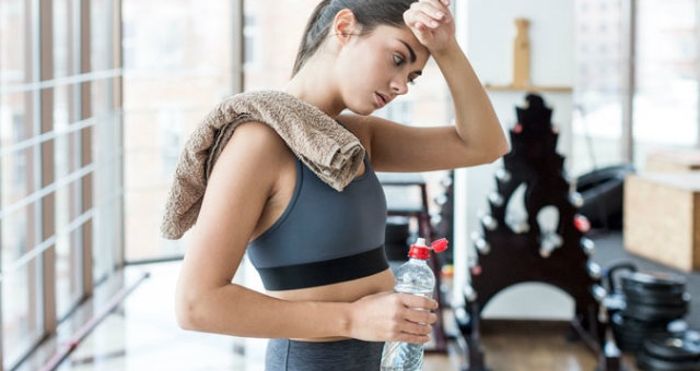 Nguyên nhân và cách khắc phục tình trạng buồn nôn khi nâng tạ