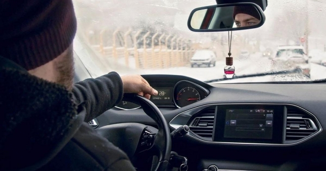 Chạy xe mùa lạnh: Tránh 7 thói quen này để động cơ, ắc quy và lốp không 'kêu cứu'