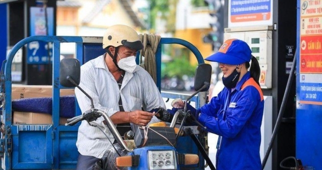 Giá xăng dầu hôm nay 15/4: Thế giới giảm mạnh