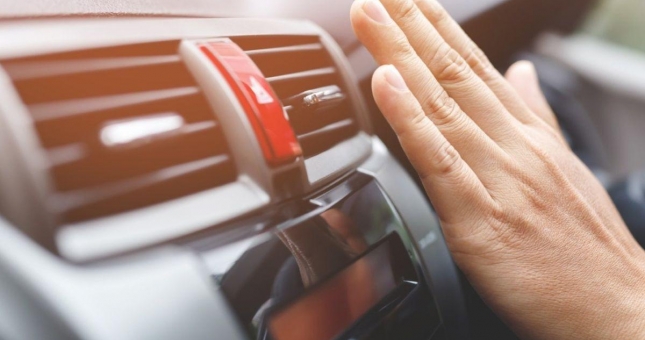 Điều hòa ô tô hoạt động kém hiệu quả, nguyên nhân đôi khi rất đơn giản