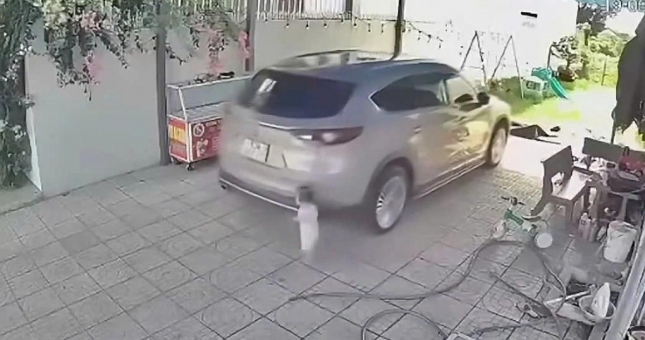 Đi vòng quanh ô tô trước khi khởi hành: Thói quen nhỏ giúp tránh những hậu quả đáng tiếc