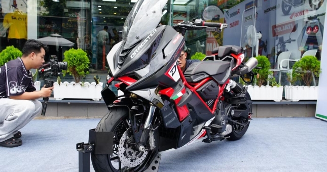 Italjet Dragster 700: Mô tô mang kiểu dáng xe tay ga, giá ngang một chiếc ô tô cỡ nhỏ