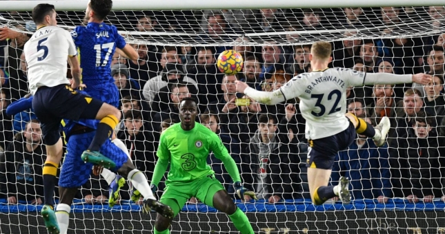 Hòa Everton, một cầu thủ Chelsea bị CĐV nhà 'miệt thị'