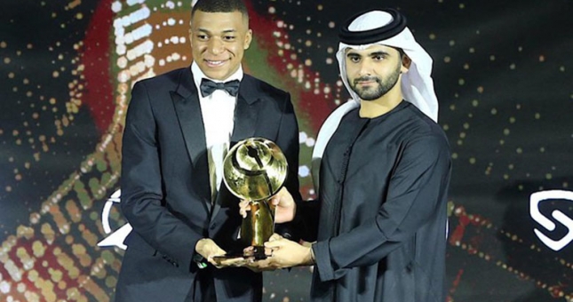 Khoảnh khắc Mbappe vượt qua Ronaldo, Messi đoạt Quả bóng vàng Dubai 2021