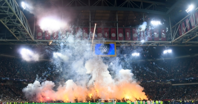 Video: Kinh hoàng cảnh tượng CĐV Ajax đốt sân vận động Johan Cruyff
