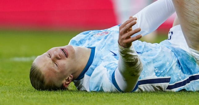 Cổ chân Erling Haaland bị bẻ gập 90 độ sau pha tắc bóng kinh hoàng