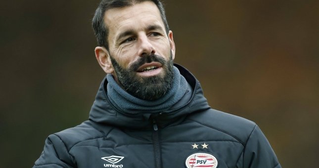 Ruud van Nistelrooy trở thành tân HLV của PSV, cạnh tranh vô địch với Ajax