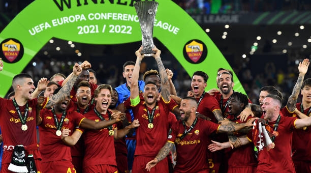 Thắng nghẹt thở Feyenoord, Mourinho đưa AS Roma lên đỉnh châu Âu