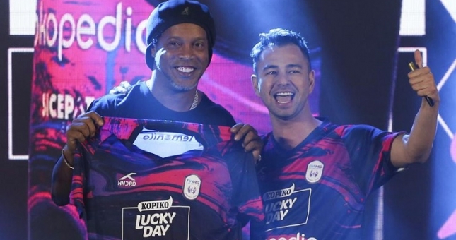 Chính thức tái xuất sân cỏ, Ronaldinho gia nhập đội bóng ở Đông Nam Á