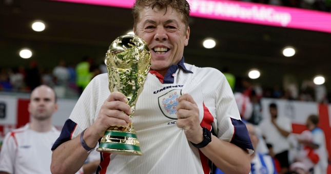 Cổ động viên 62 tuổi bán nhà chỉ để xem World Cup