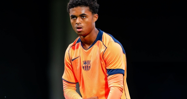 Barcelona ký hợp đồng với Kluivert