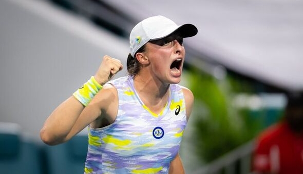 Đả bại Naomi Osaka trong trận chung kết, tay vợt Ba Lan đăng quang Miami Open 2022